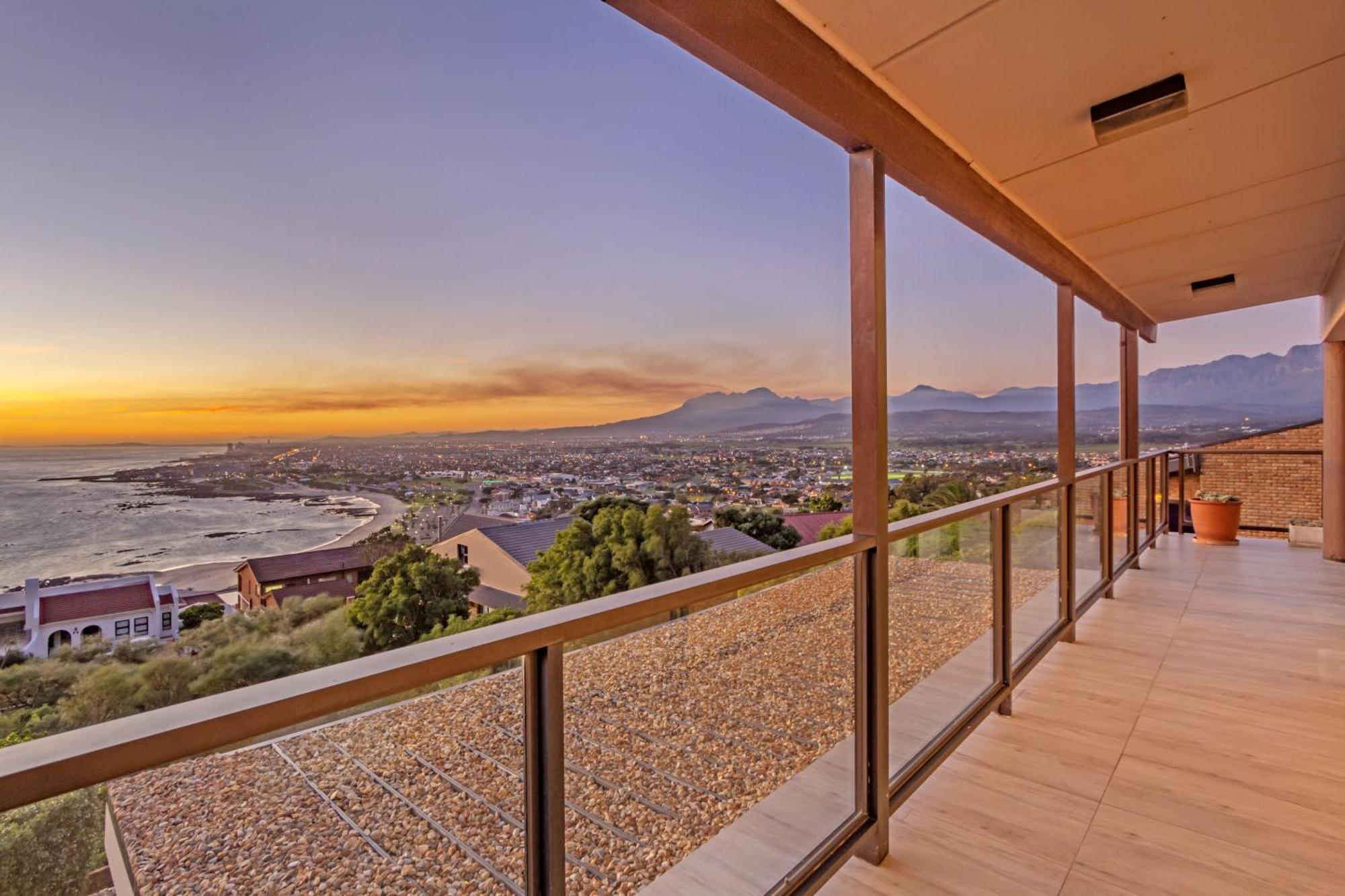 Zaria Sun Penthouse By Hostagents Cape Town